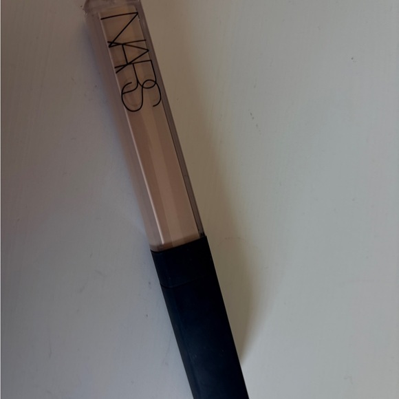 Radiant Creamy Concealer - Picture 4 of 4